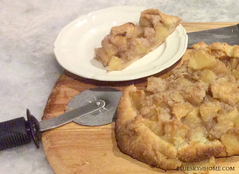 slicing apple crostata