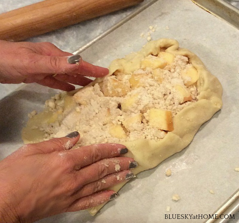 filling apple crostata