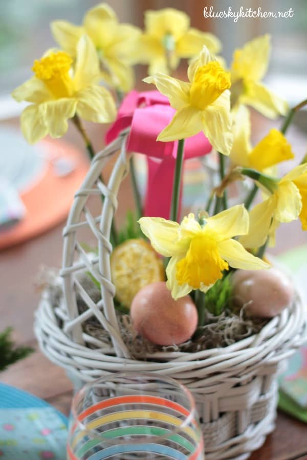 5 Cute and Easy Easter DIY Projects that you can make fast for your Easter decorating using some supplies you probably already have on hand. 