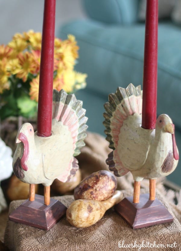 How I Decorated Our House for Thanksgiving. Sharing our Thanksgiving vignettes of turkeys, pilgrims, and pumpkins on a little home tour.