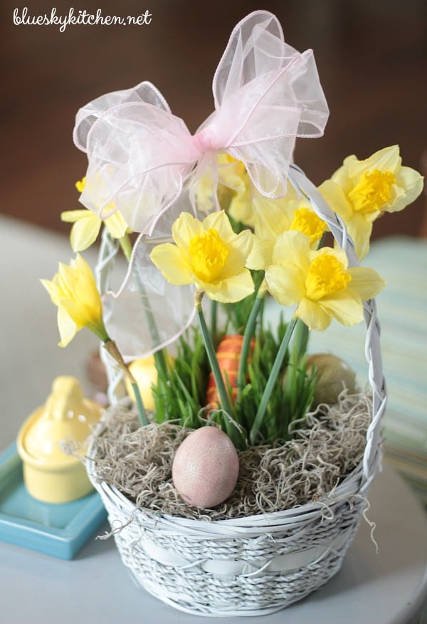 5 Cute and Easy Easter DIY Projects that you can make fast for your Easter decorating using some supplies you probably already have on hand. 