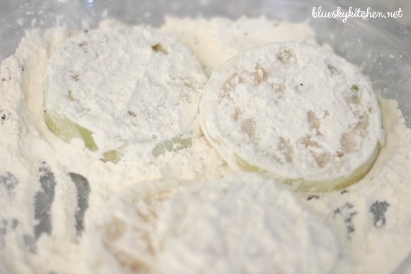 dredging green tomatoes in flour