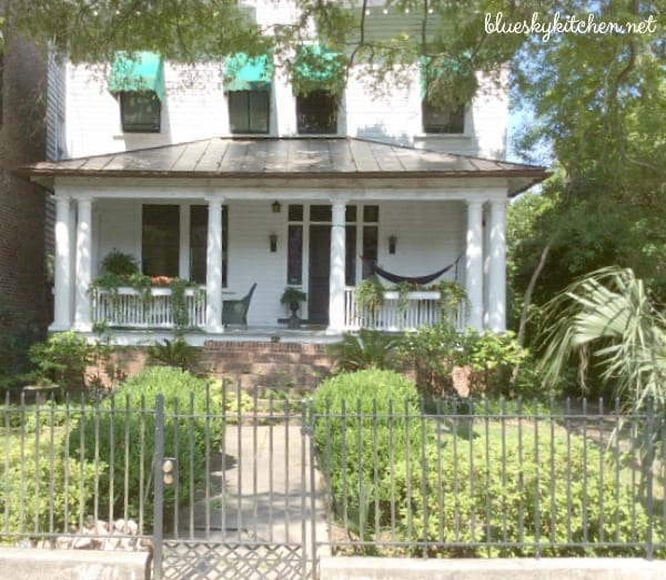 house with front yard in Charleston