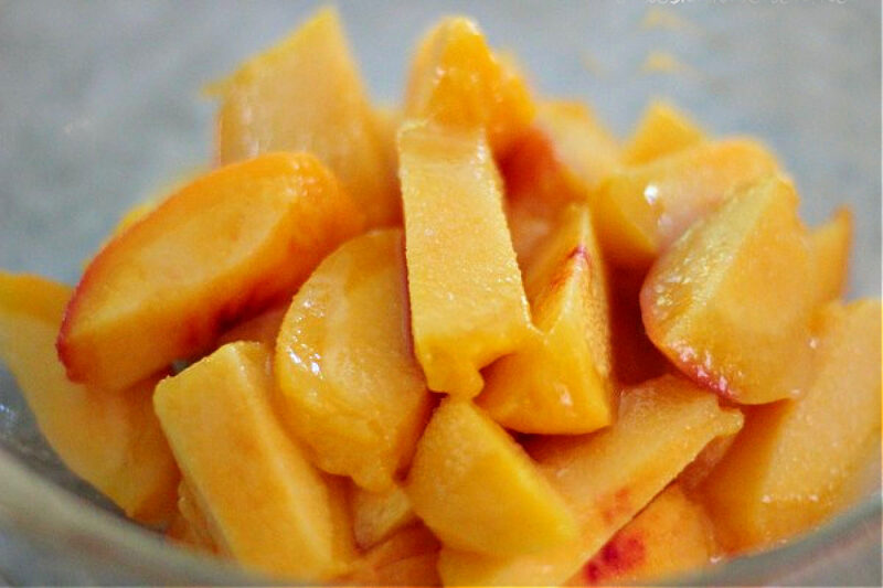 sliced peaches