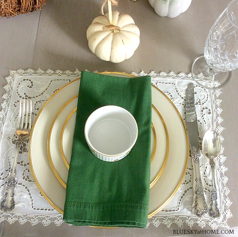 autumn tablescape with green napkin