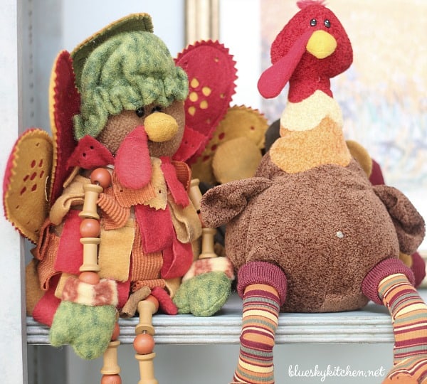 How I Decorated Our House for Thanksgiving. Sharing our Thanksgiving vignettes of turkeys, pilgrims, and pumpkins on a little home tour.