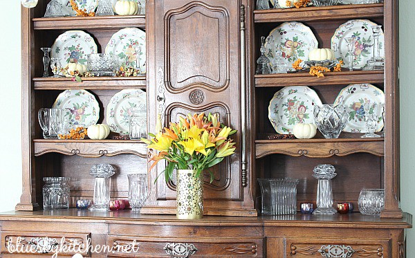 Pumpkins, Turkeys and Autumn Flowers on My Thanksgiving Table. A tour of how I transitioned our dining table from fall to Thanksgiving.