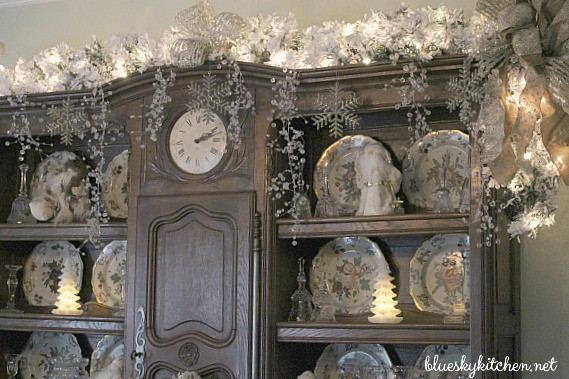 Holiday Home Tour Blog Hop Shares Cozy at Christmas brought to you 30+ bloggers sharing beautiful holiday home decorations and ideas.