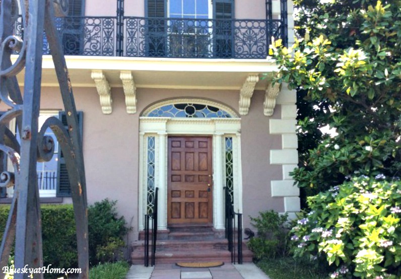 Top 10 Things To Do in Charleston. History, beautiful homes, gardens and churches to be savored at a slow pace. BlueskyatHome.com #charleston #southcarolina