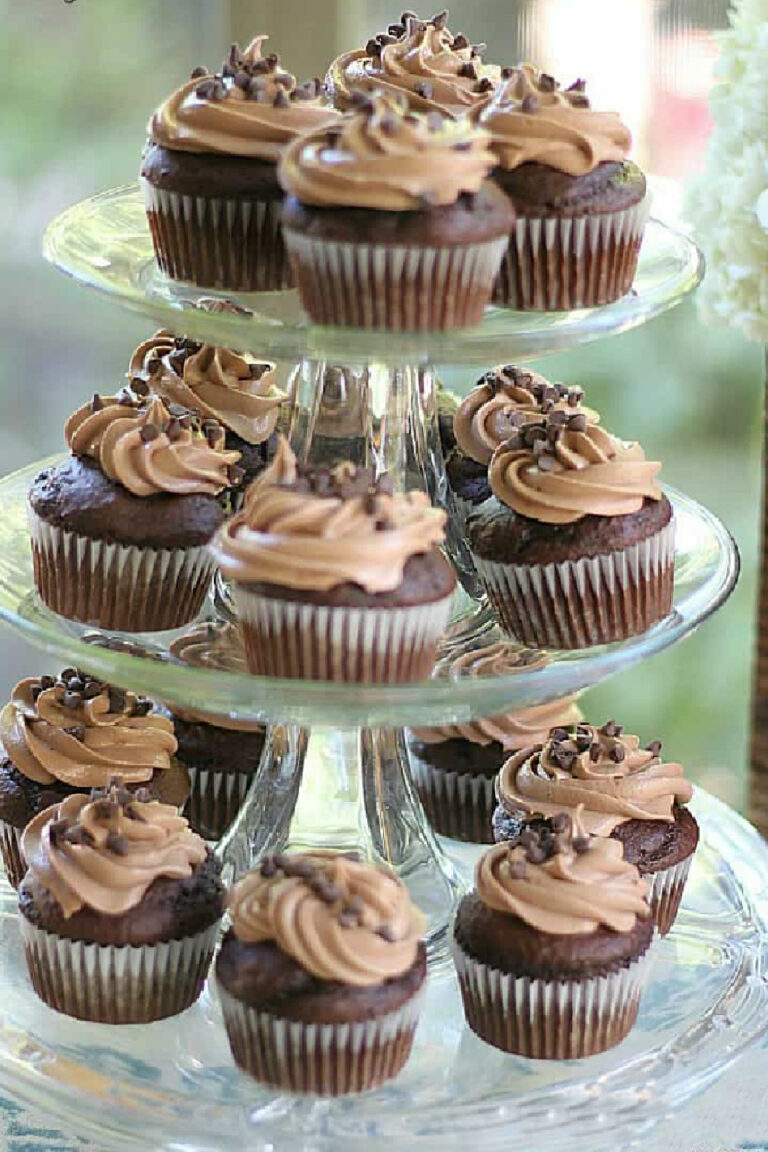 Delicious Chocolate-Pumpkin Cupcakes with Nutella Frosting