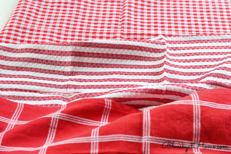 making no-sew pillow with dish towels
