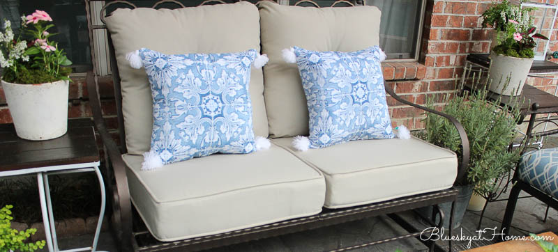 patio love seat with pillows