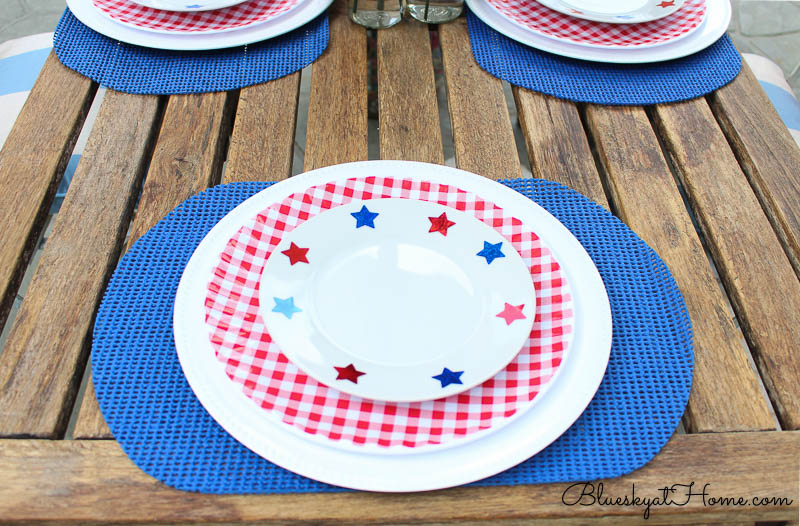 4th of July tablescape dishes