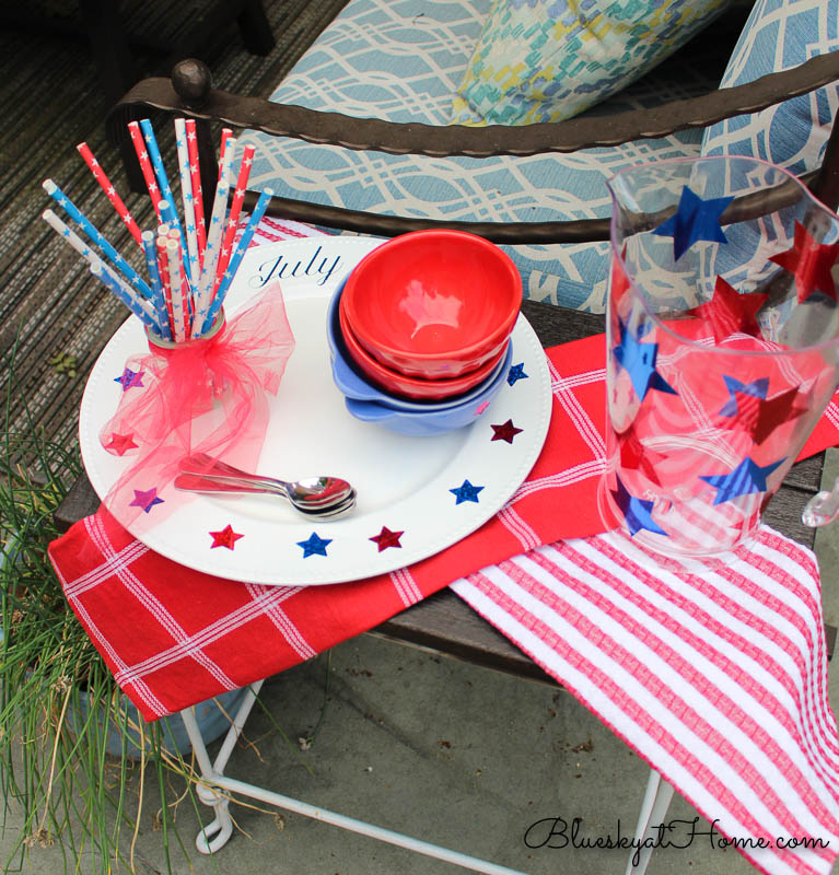 4th of July tablescape dishes