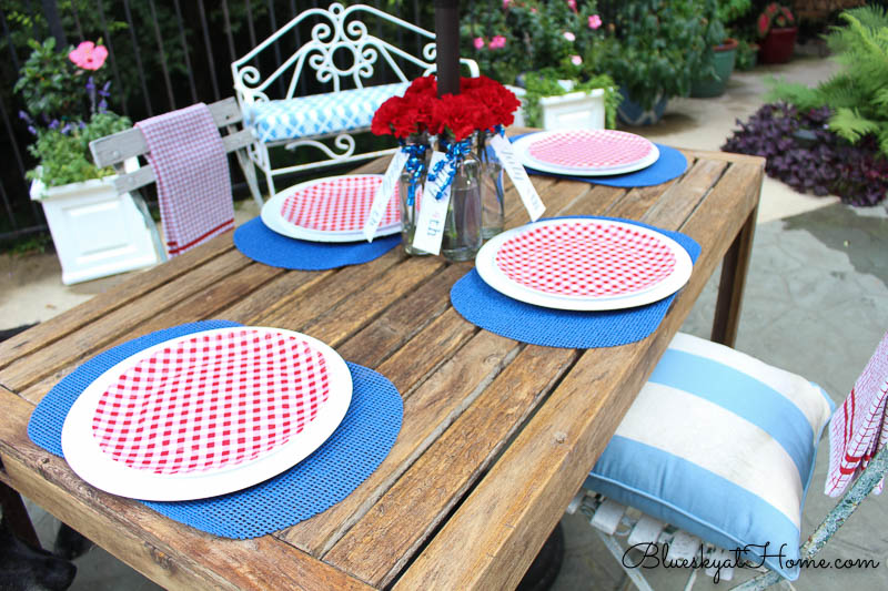 4th of July tablescape dishes