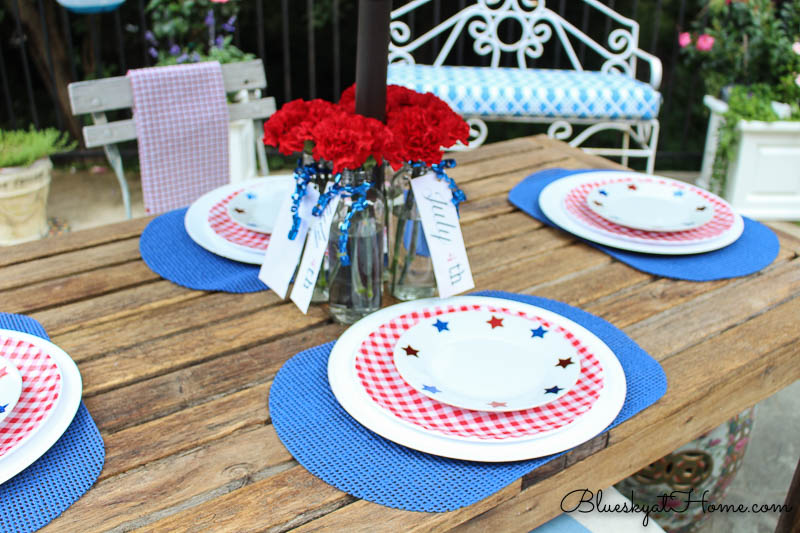 4th of July tablescape dishes