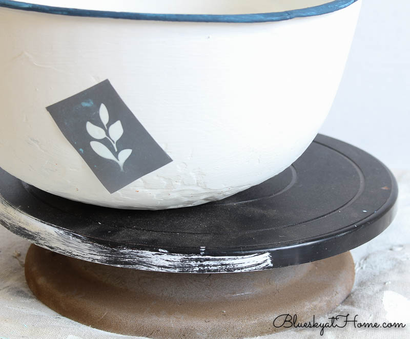 How to Easily Paint and Stencil a Flea Market Bowl.