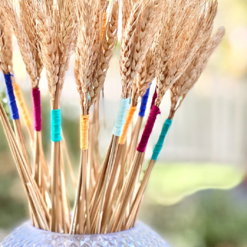 An easy Thanksgiving wheat decor idea.