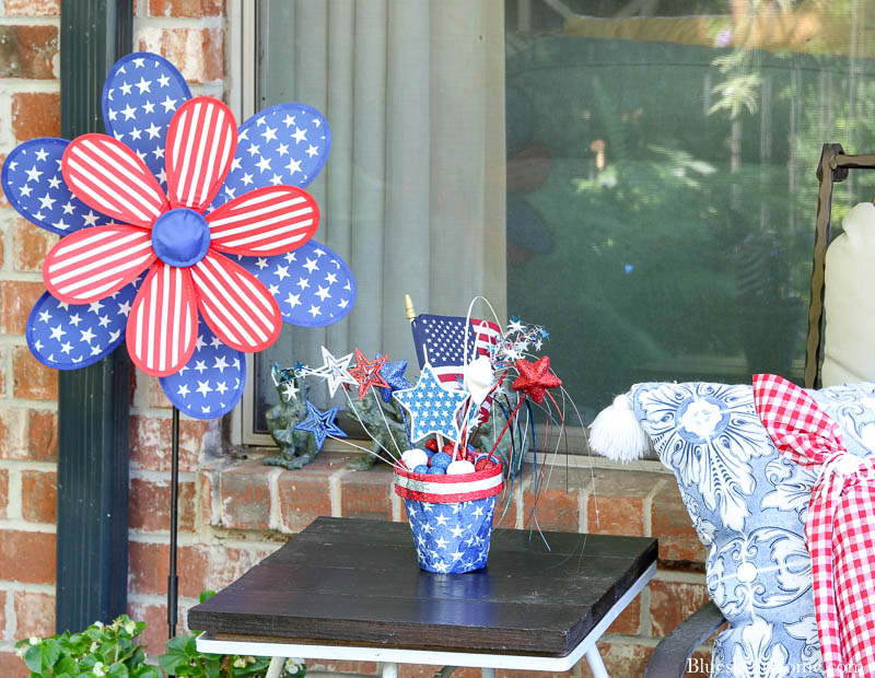 outdoor 4th of july decorations on table