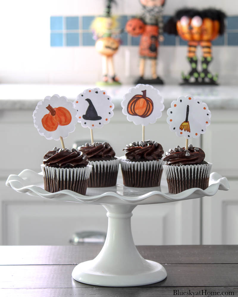 Halloween cupcakes with toppers