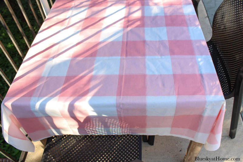 pink and white table cloth