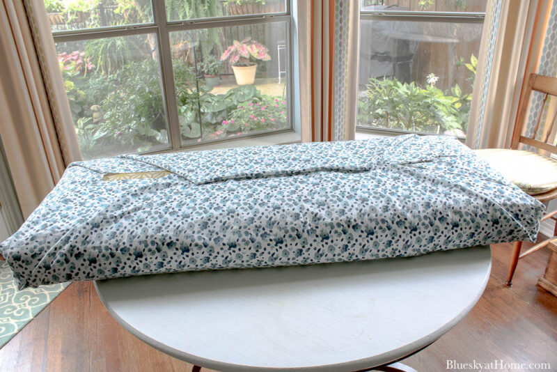 wrapping no~sew bench cushion with blue fabric