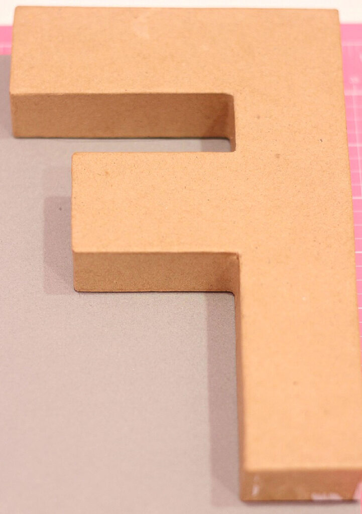 backward letter "F"