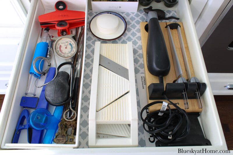 organizing kitchen drawer