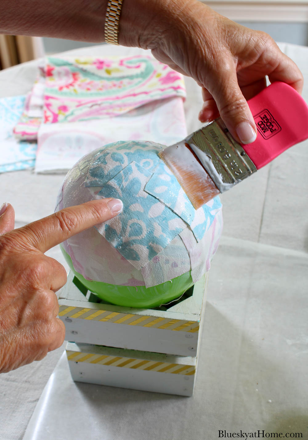 DIY paper mache balloon with PVA Glue and fabric decoupage 