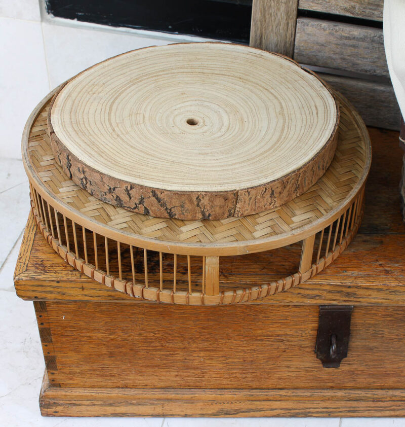 round slice and round woven tray