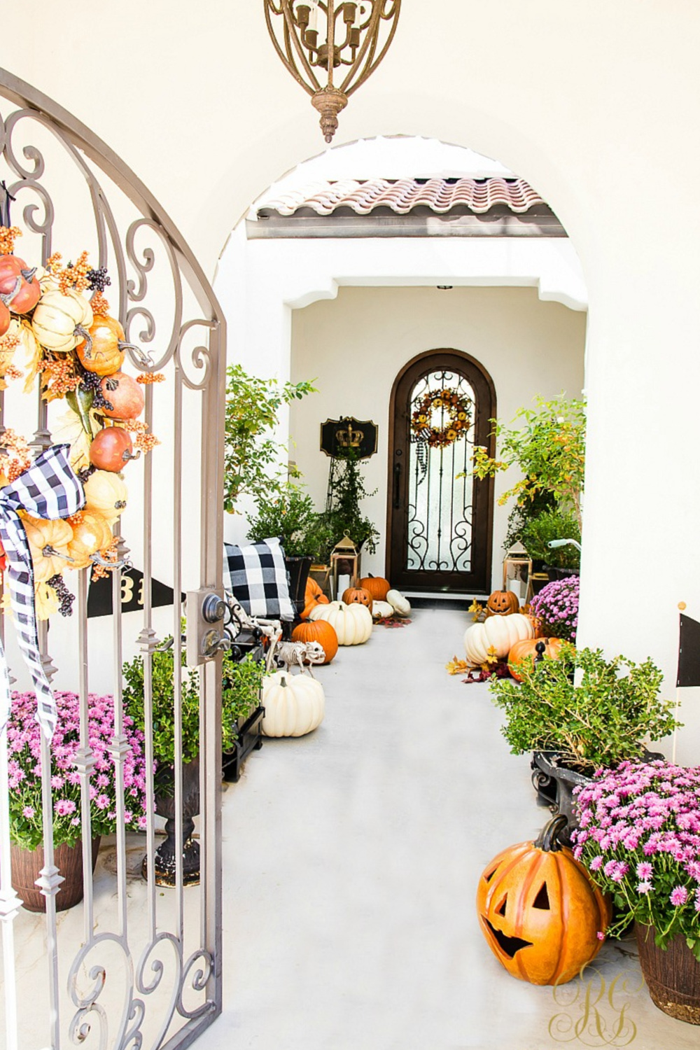 15 Cozy Fall Front Porch Decorating Ideas That Welcome Guests - Bluesky ...