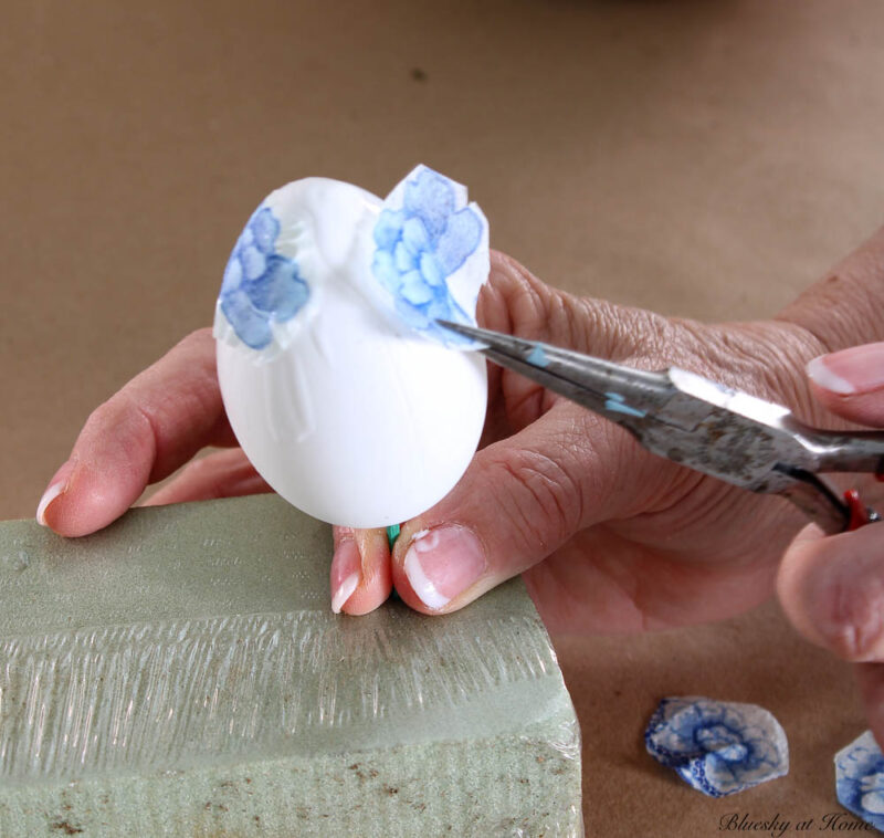 how to decoupage Easter eggs