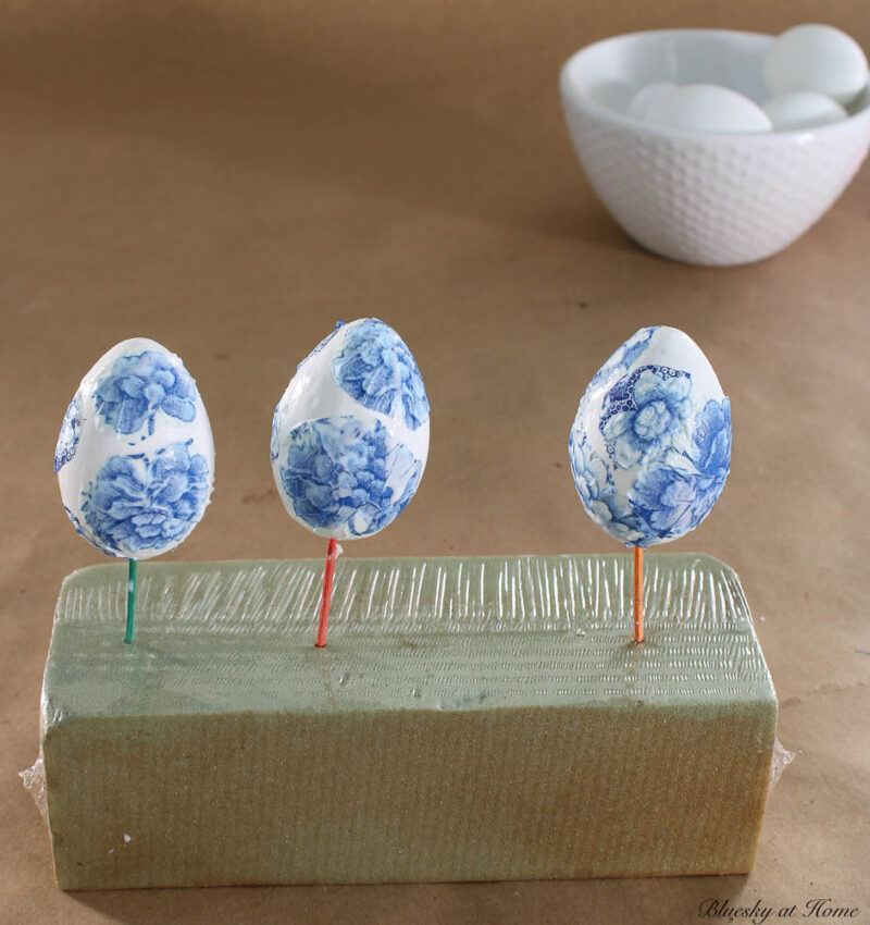 how to decoupage Easter eggs