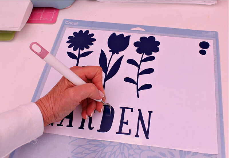 making vinyl stickers on a Cricut machine