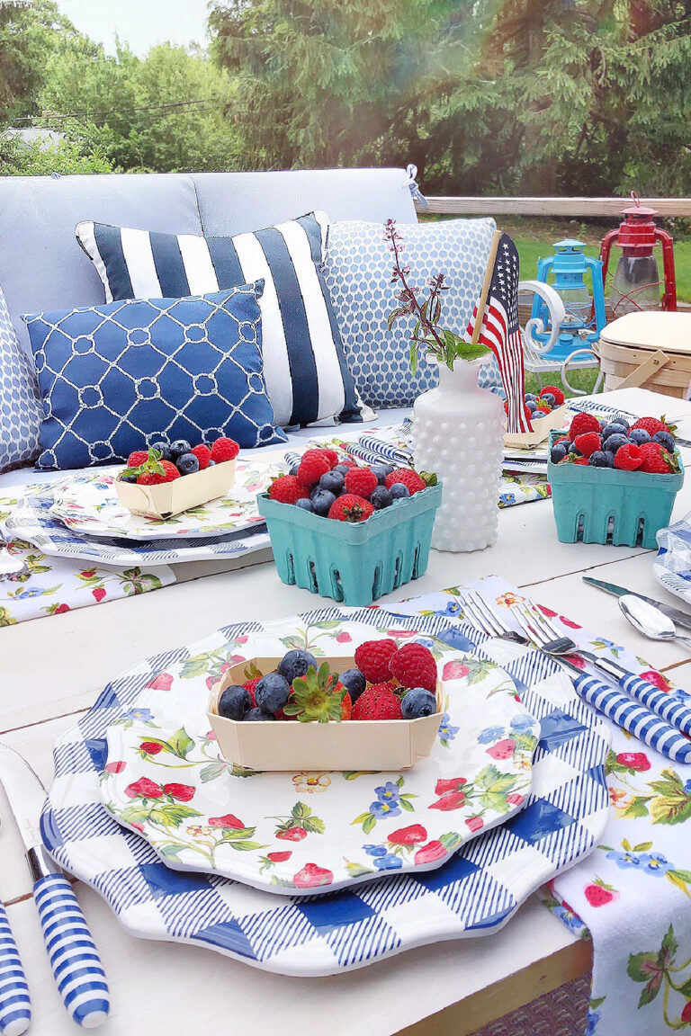 summer berry tablescape