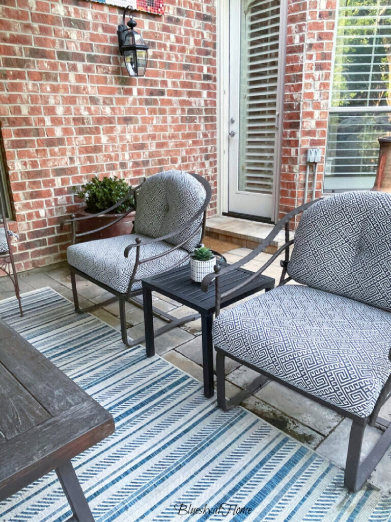 patio chairs and rug