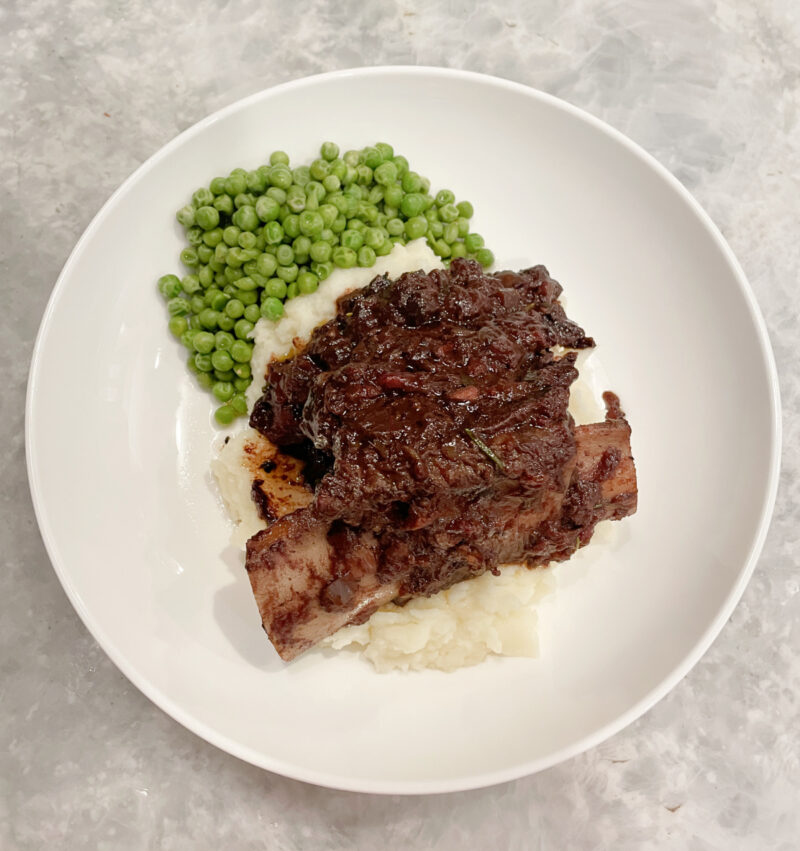 beef shor tribs with mashed potatoes and peas