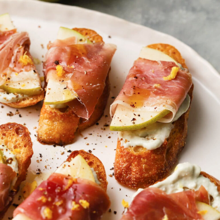 pear and gorgonzola on toasted bread Thanksgiving appetizer