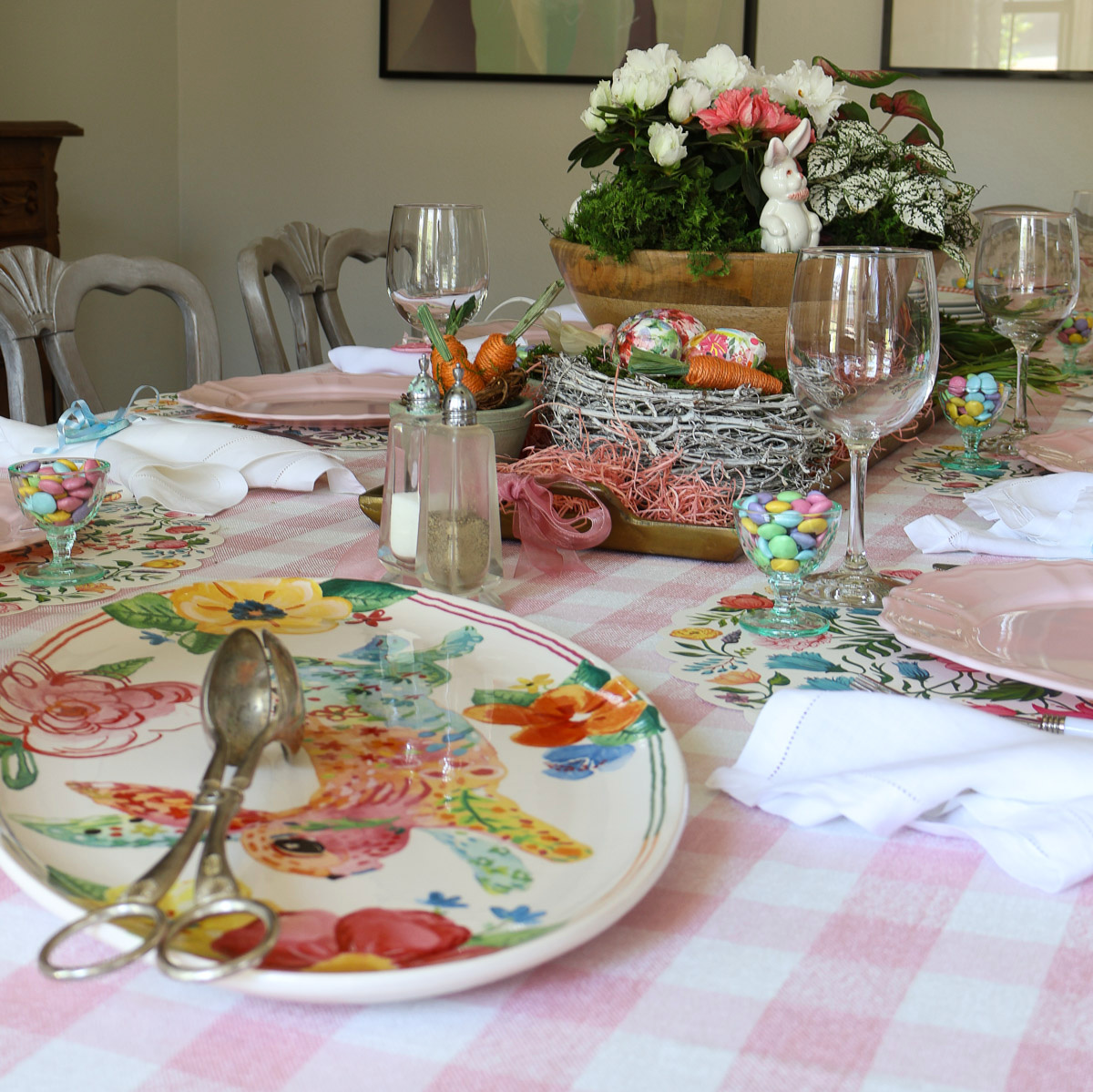 pink tablescape with colorful floral bunny tray