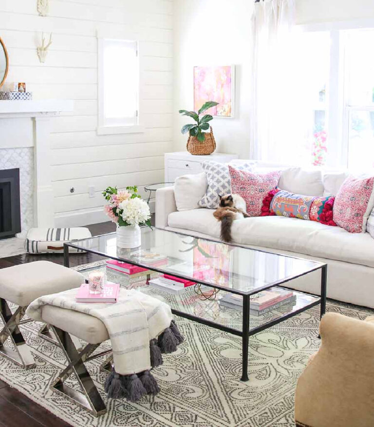 summer living room with pink pillows for summer decorating